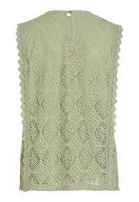 Top in pizzo verde chiaro con intricati motivi a diamante, bordi scallop e una schiena con apertura a occhio di chiave e chiusura a bottone.