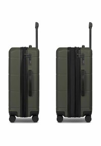 Valigia rigida verde oliva con superficie texture, doppia cerniera, maniglia laterale e maniglia nera estensibile su due ruote.