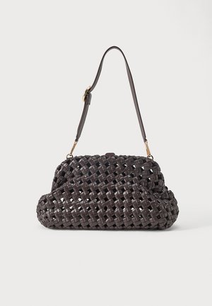 Donkerbruine geweven leren schoudertas met een gestructureerde, tasachtige vorm en een verstelbare riem met gouden beslag.