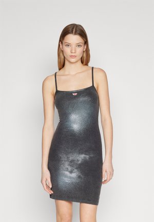 Zwarte, fitted mini-jurk van textuurmateriaal met dunne bandjes en een logov accent nabij de halslijn, met een subtiel wolkenpatroon.
