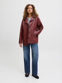 Burgundia faux nahkjakker koos krae, ees nuppudega ja küljetaskutega. Kanna halli topi peal ja sobib laia jala teksadega.