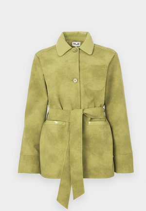 Veste en daim vert clair avec une taille ceinturée, deux poches avant, fermeture à boutons et un col pointu.