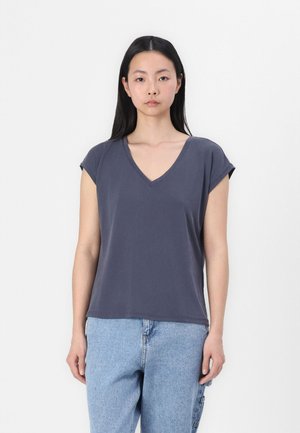 Mørkegrå kortermet V-hals skjorte laget av myk stoff; løs passform med avslappet silhouett, kombinert med lyseblå denimbukser.