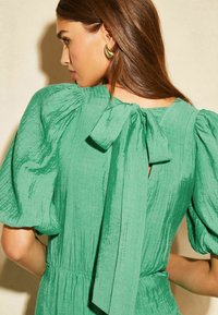 Lipsy PUFF SLEEVE TIE BACK MIDAXI  PETITE - Nappali ruha - green