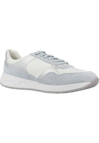 Baskets de sport grises et blanches en matériaux en mesh et en daim, à bout arrondi, semelle en caoutchouc plate et fermeture à lacets. Design minimaliste.