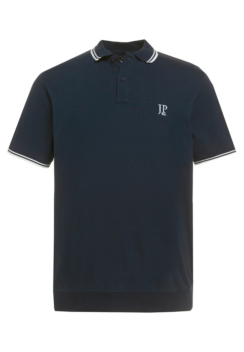 Polo de manga corta azul marino con cuello a rayas blancas, tapeta de dos botones y logo bordado en el pecho. Tejido de textura suave.