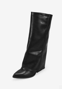 Bota cuña negra de cuero alto con punta afilada y superficie lisa, mostrada desde un ligero ángulo lateral sobre un fondo blanco.