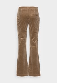 Pantaloni a zampa d'elefante in corduroy marrone visti da dietro, con una tasca a filetto sul lato destro.