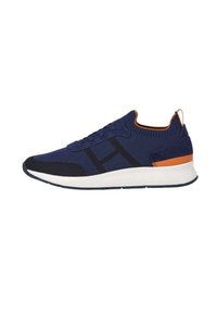 Zapatos deportivos azul marino con parte superior de punto, detalle de malla negra, acentos naranjas y una suela blanca acolchada. Presentan un diseño de cordones.