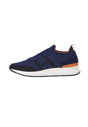 Marineblaue Sportschuhe mit einem gestrickten Obermaterial, schwarzen Netzdetails, orangefarbenen Akzenten und einer weißen, gepolsterten Sohle. Verfügt über ein Schnürdesign.