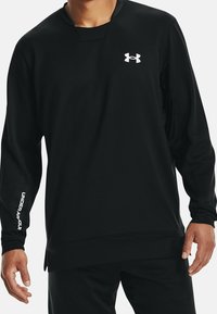 Felpa nera a maniche lunghe realizzata in tessuto morbido, con scollatura rotonda, polsini a coste e logo Under Armour bianco sul petto e sulla manica.