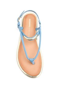 Sandalini blu in gomma con una soletta liscia color marrone chiaro e sottili cinturini testurizzati. Presenta un accento metallico oro lungo il bordo.
