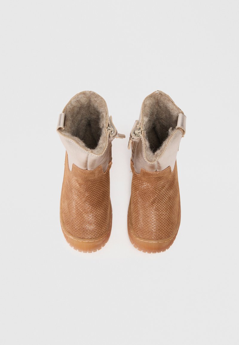 Braune gummierte Stiefel mit texturierter Oberfläche und einem Innenfutter aus Kunstfell, ausgestattet mit einem glänzenden, hellen Obermaterial und einer geriffelten Sohle für besseren Halt.