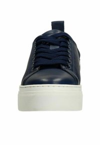 Sneaker in pelle blu con punta rotonda, design con lacci, suola traforata bianca e linguetta sul tallone per una facile calzata.