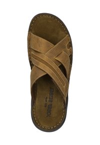 Braune Leder-Sandale mit Querriemen, strukturierten Oberfläche und gepolstertem Fußbett. Schwarze Laufsohle mit Steppnähten.