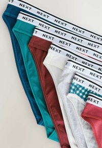 Devet pari muških gaća u različitim bojama: tirkizna, smaragdno zelena, burgundac, bijela, siva i tirkizni karirani uzorak. Elastika s "NEXT" logotipom.