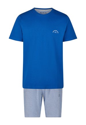 Blaues T-Shirt mit kurzen Ärmeln und kleinem weißen Text auf der Brust, kombiniert mit hellblauen und weißen gestreiften Shorts.