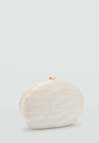 Witte marmer-effect clutch van glanzend materiaal, ovale vorm, met een gouden sluiting. Gladde oppervlakte met subtiele patronen.