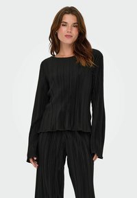 Sorte plisseret sæt med en langærmet top, der har rund halsudskæring og løs pasform. Stoffet har en glat tekstur og en subtil glans.