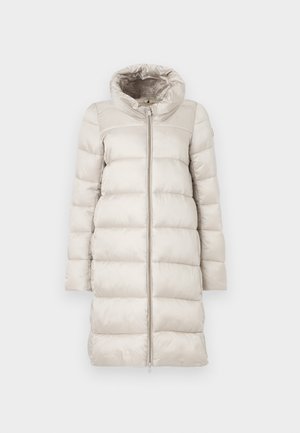 Abrigo acolchado beige con un diseño estructurado y acolchado. Presenta un cuello alto, mangas largas y una cremallera frontal completa. Textura suave y brillante.