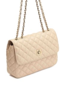 Borsa a tracolla in pelle trapuntata beige con chiusura a patta, tracolla in metallo dorato e accentuazione del logo sulla parte anteriore. Superficie testurizzata.