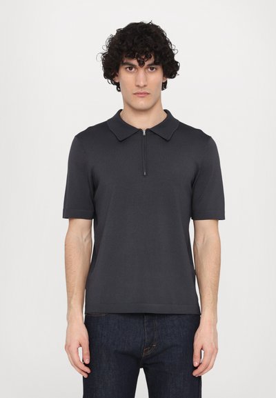 Donkergrijze polo met korte mouwen, voorzien van een platte kraag en een rits aan de bovenkant, gemaakt van een gladde, textuurstof.