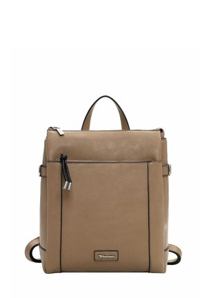 Zaino in pelle color nocciola con design strutturato, manico superiore, tasca frontale con zip e spallacci regolabili. Presenta dettagli e hardware neri.