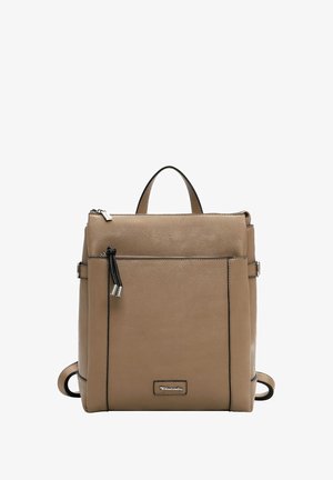 Sac à dos en cuir tan avec un design structuré, poignée supérieure, poche frontale zippée et bretelles réglables. Présente des accents et des accessoires noirs.