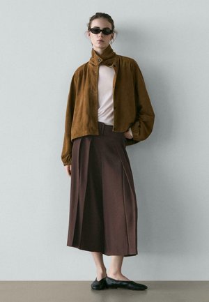 PLEATED MIDI - Stoffhose - dark brown