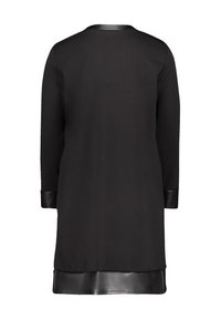 Robe noire à manches longues avec encolure ronde, bordure en cuir aux poignets et à l'ourlet, coupe droite tombant au-dessus du genou.