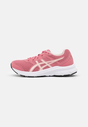 Chaussure de course en mesh rose avec semelle blanche et logo ainsi que lacets de couleur crème, présentée sur un fond blanc.