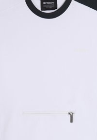 T-shirt bianca con colletto e dettagli sulle spalle neri, presenta una tasca con zip sul davanti, realizzata in tessuto morbido, con logo del marchio in rilievo.