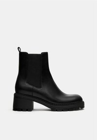 Botine Chelsea negre din piele, cu panouri elastice pe laterale, vârf rotund și toc gros, având o talpă cu profil antiderapant.
