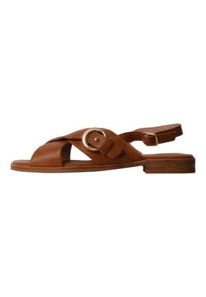 Sandale plate en cuir marron avec des brides croisées, détail boucle dorée et bride de cheville réglable sur un petit talon en bois.