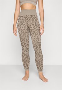 Beige leopardmønstret leggings med høj talje, der har en ribbet tekstur og glat finish, suppleret med en matchende cropped top.