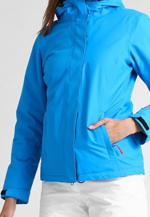 Giacca impermeabile blu con cappuccio, chiusura con zip e due tasche laterali. Presenta polsini elasticizzati e una texture liscia.