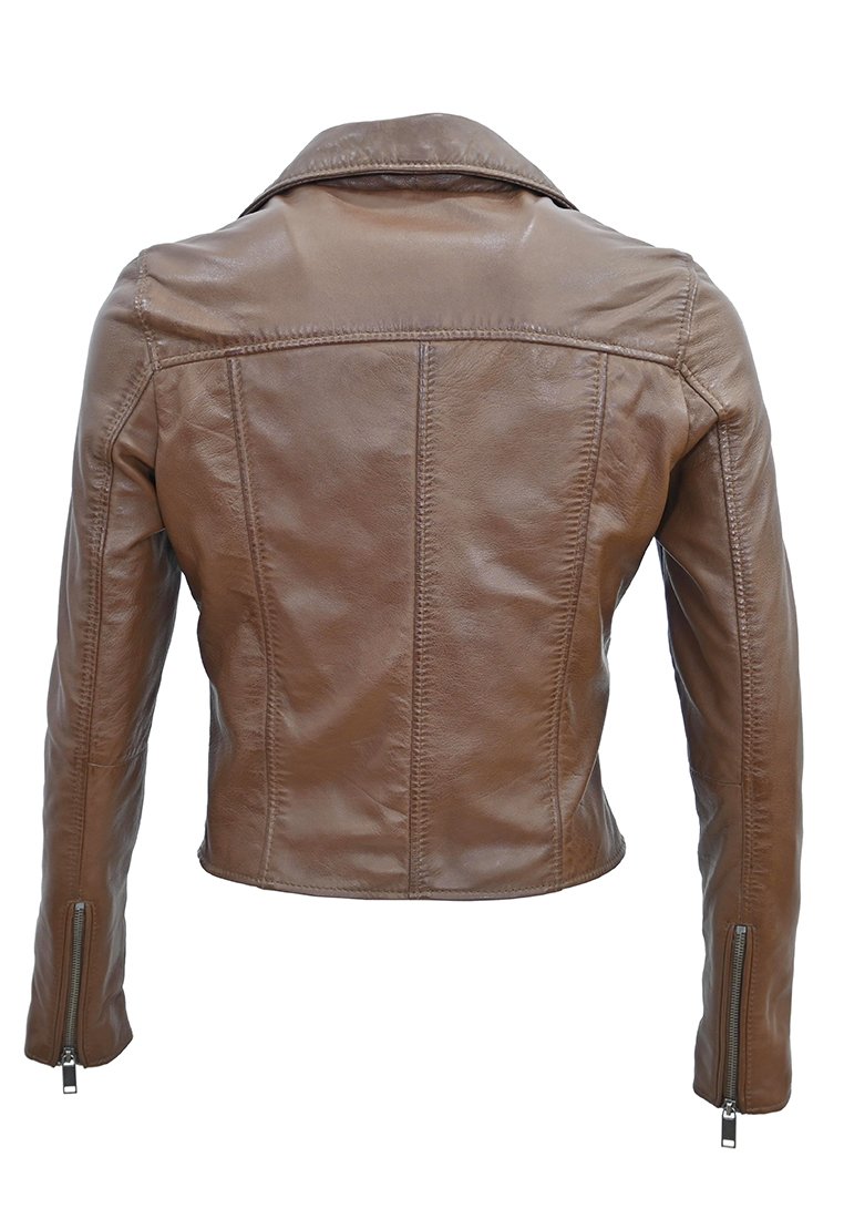 Chaqueta de cuero marrón con una silueta ajustada, costuras frontales y cremalleras en los puños. Presenta un cuello muesca y una textura suave.