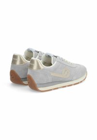 Sneakers in suede grigio con accenti beige, dotati di suola in gomma naturale, punta tonda e chiusura con lacci. Branding discreto sul tallone.