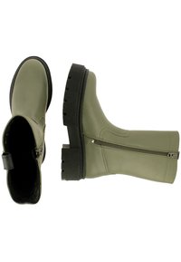 Olijfgroene enkellaarsjes met een gladde, matte afwerking, zijrits en stevige zwarte rubberen zolen met een geprofileerd ontwerp.