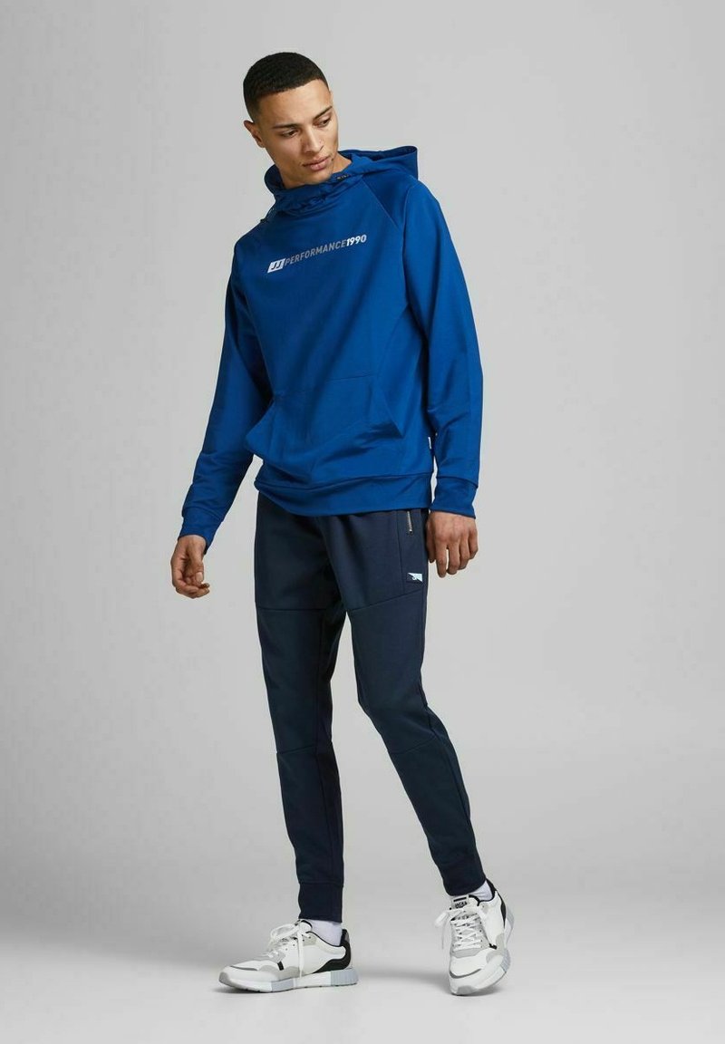 Herren Trainingsanzüge | Jack & Jones SWEATHOSE WILL JAIR Jogginghose navy blazer/dunkelblau - RM10444 Herren Trainingsanzüge | Jack & Jones SWEATHOSE WILL JAIR Jogginghose navy blazer/dunkelblau - RM10444