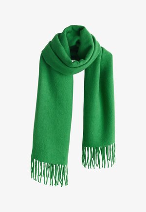 Világoszöld gyapjú sál rojtos végekkel, hurok alakban hajtva fehér háttér előtt bemutatásra.