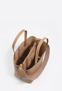 Usztywniona torebka z brązowej skóry licowej o gładkiej powierzchni, z dwoma uchwytami i wzorzystym plecionym paskiem. Wnętrze wyposażone w komorę na suwak.