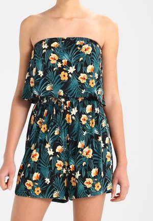 Mono corto floral con diseño sin tirantes, fondo negro con hojas verdes y flores amarillo-naranja; cintura elástica y ajuste holgado.