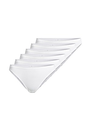 Pięć par prostych, białych, bawełnianych majtek bikini dla kobiet ułożonych po przekątnej na białym tle.