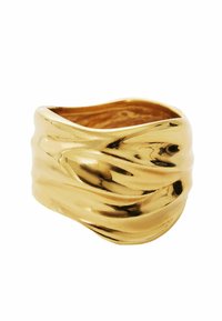 Anillo de banda retorcida de oro con una superficie pulida y textura ondulada, que presenta un interior suave y un diseño ancho y escultórico.