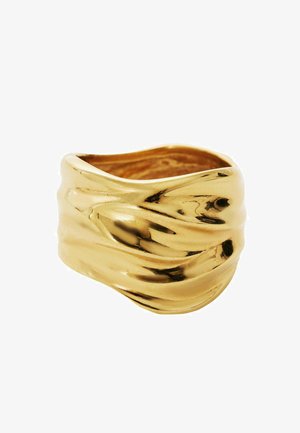 Anillo de banda retorcida de oro con una superficie pulida y textura ondulada, que presenta un interior suave y un diseño ancho y escultórico.