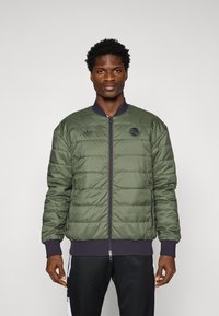 adidas Originals FC BAYERN ICON JACKET - Klubbklær - aurora black/base green