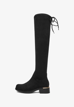 Czarne kozaki za kolano wykonane z zamszu, z okrągłym noskiem, niskim obcasem w kształcie bloku z złotymi detalami oraz regulowanymi sznurkami na łydce.