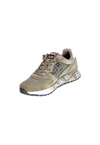 Sneaker in suede e pelle beige con un lato decorato, suola in gomma e dettagli bianchi, con testo giapponese sulla suola intermedia.