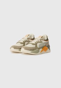 Sneaker con un mix di accenti verdi, beige e arancioni. Include materiali in rete e suede, una suola texture e modelli contrastanti.